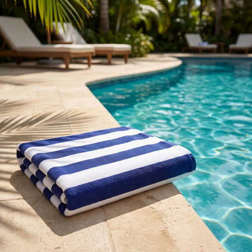 Erlebe höchsten Komfort mit unserem hochwertigen Premium Cabana Stripe Strandtuch. Gefertigt aus 100% Baumwolle überzeugt es durch seine besonders weiche Oberfläche, hohe Saugfähigkeit und langlebige Qualität – ideal für Strand, Pool oder Spa.