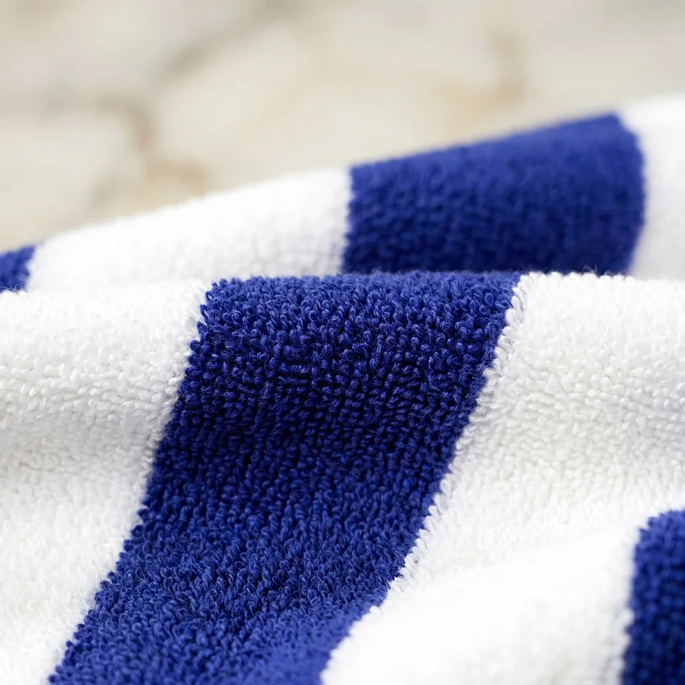 Erlebe höchsten Komfort mit unserem hochwertigen Premium Cabana Stripe Strandtuch. Gefertigt aus 100% Baumwolle überzeugt es durch seine besonders weiche Oberfläche, hohe Saugfähigkeit und langlebige Qualität – ideal für Strand, Pool oder Spa.